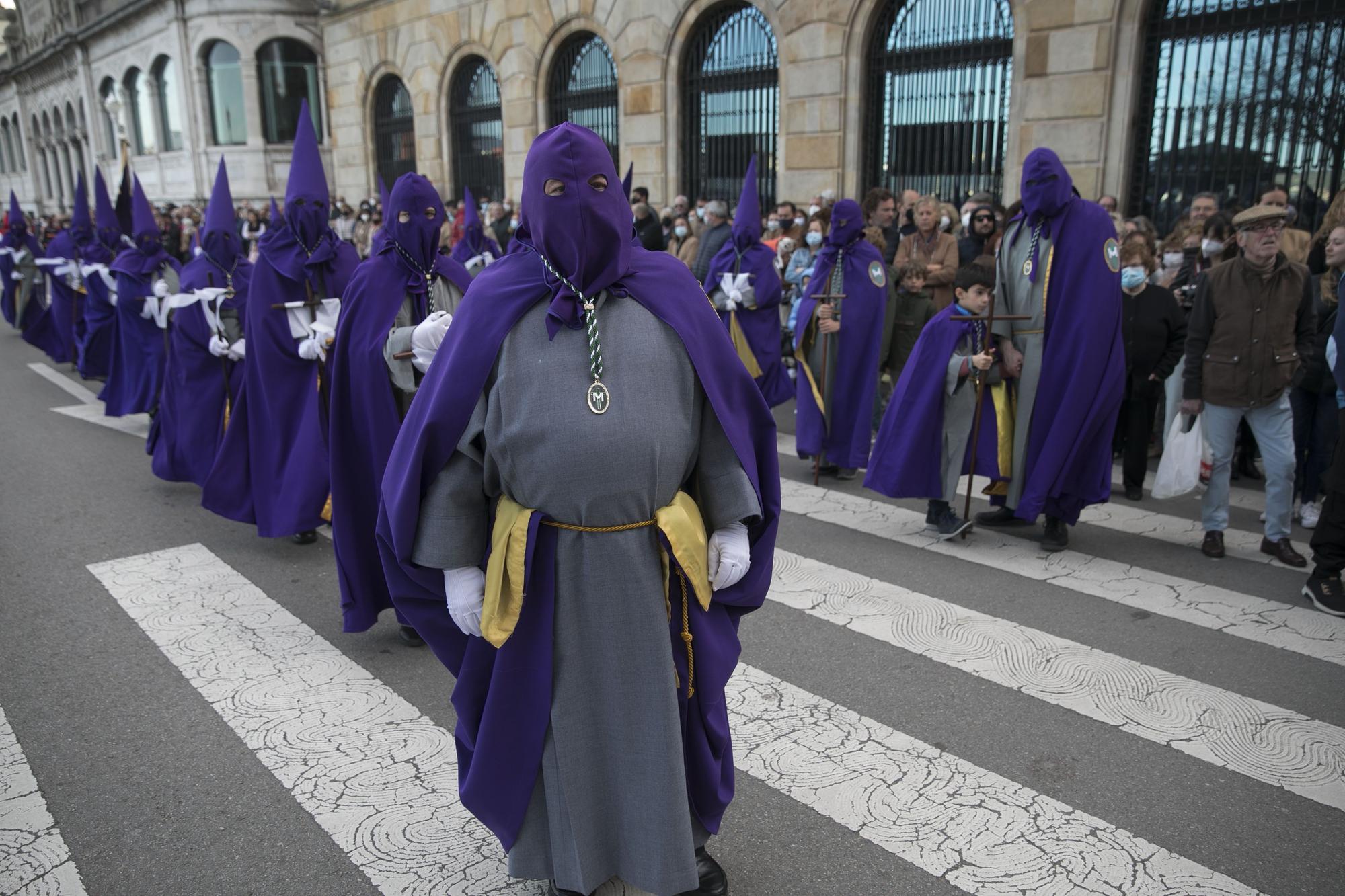 EN IMÁGENES: Gijón arropa al Cristo de los Mártires en su regreso a las calles