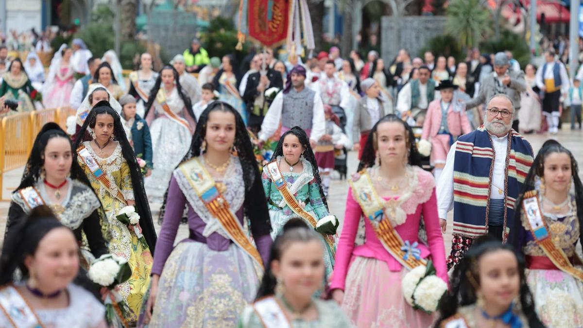 Las primeras comisiones comienzan a llegar a la plaza de la Reina