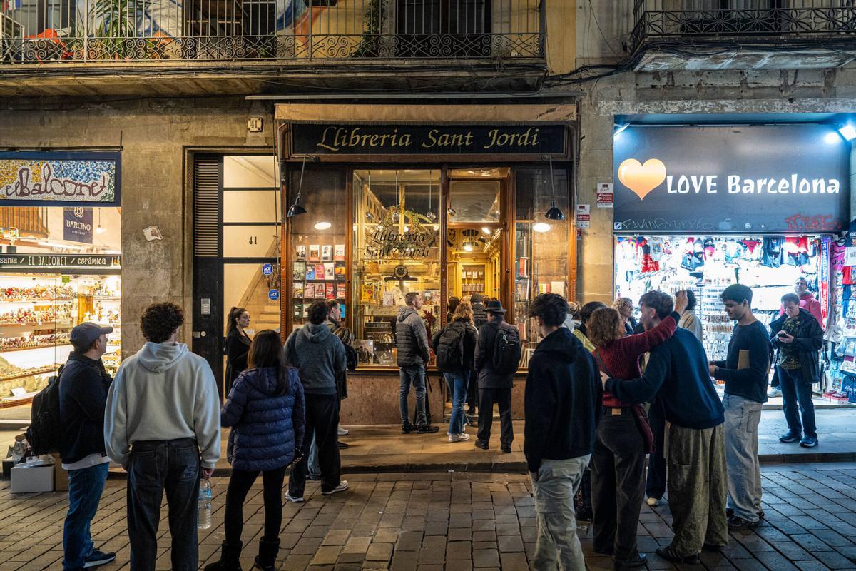 Barcelona 10/12/2025 Barcelona. La antigua propietaria de la librería, Cristina Riera, y su sucesor al frente del negocio, Rafa Serra. Reapertura librería Sant Jordi. AUTOR: MANU MITRU