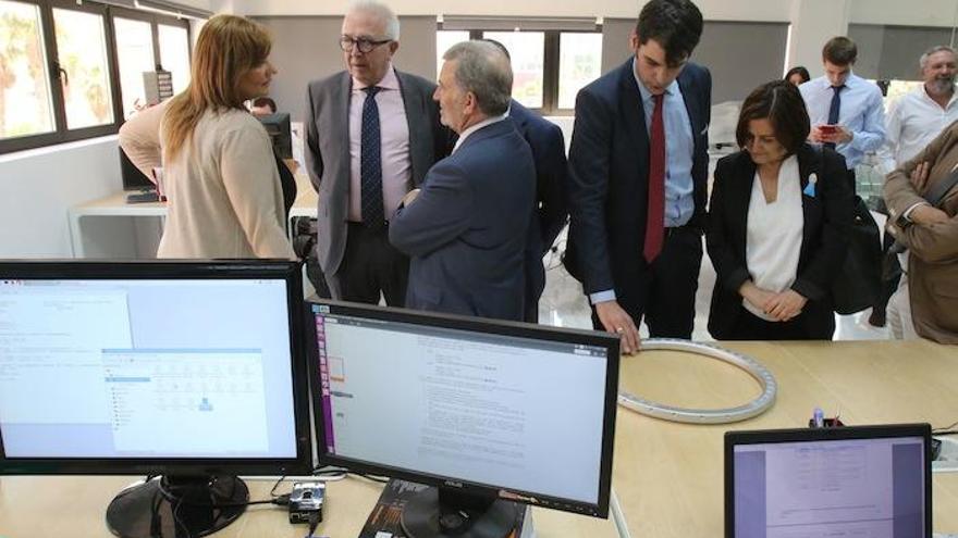 El consejero, ayer en las nuevas instalaciones de Mesurex en el PTA.