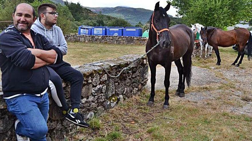 Dos jóvenes posan sentados en la pared del recinto ferial de Porto donde ayer se concentraron los caballos.