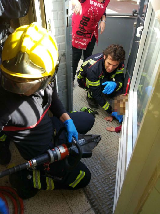 Rescatan a una niña con la cabeza atrapada entre los barrotes de una reja en un colegio de Torrevieja