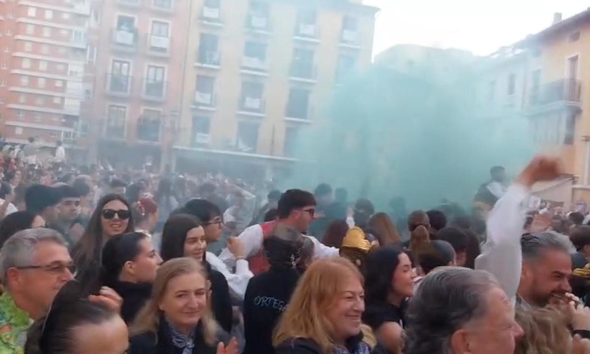 Momento del festejo en la recogida de premios de Alzira con lanzamiento de bengalas.