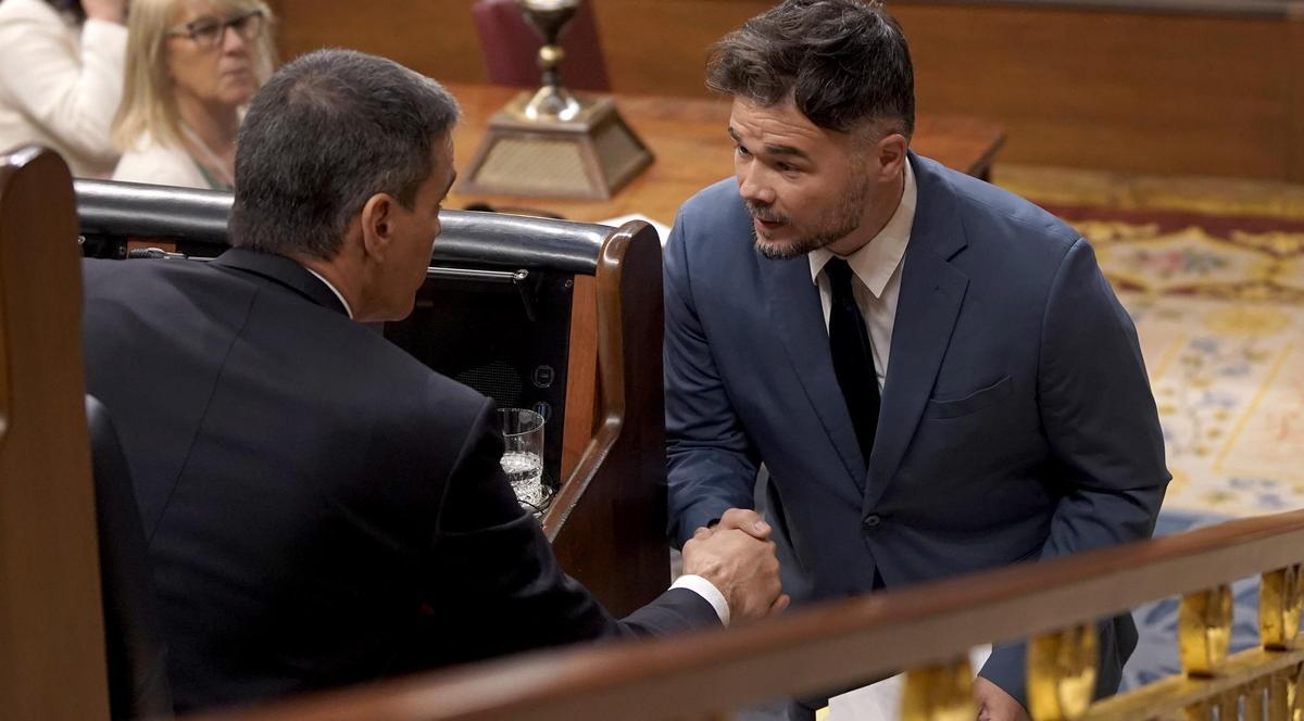 Pedro Sánchez y Gabriel Rufián, portavoz de ERC, se saludan en el Congreso de los Diputados.