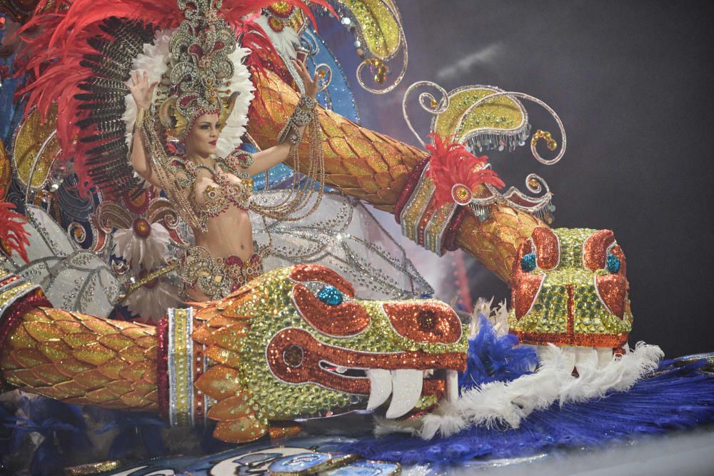 Candidatas durante la Gala de Elección a Reina del Carnaval de Santa Cruz