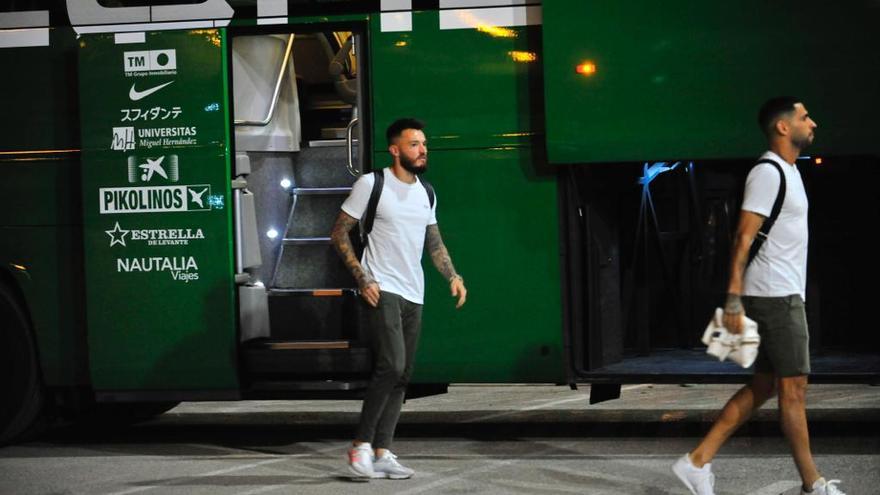 Josan, que se queda inicialmente en el banquillo, bajando del autobús