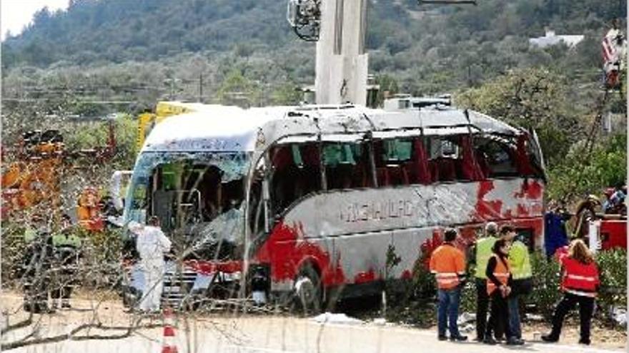 El sinistre de Freginals va causar 13 morts. Efectius del servei mèdic davant del vehicle accidentat.