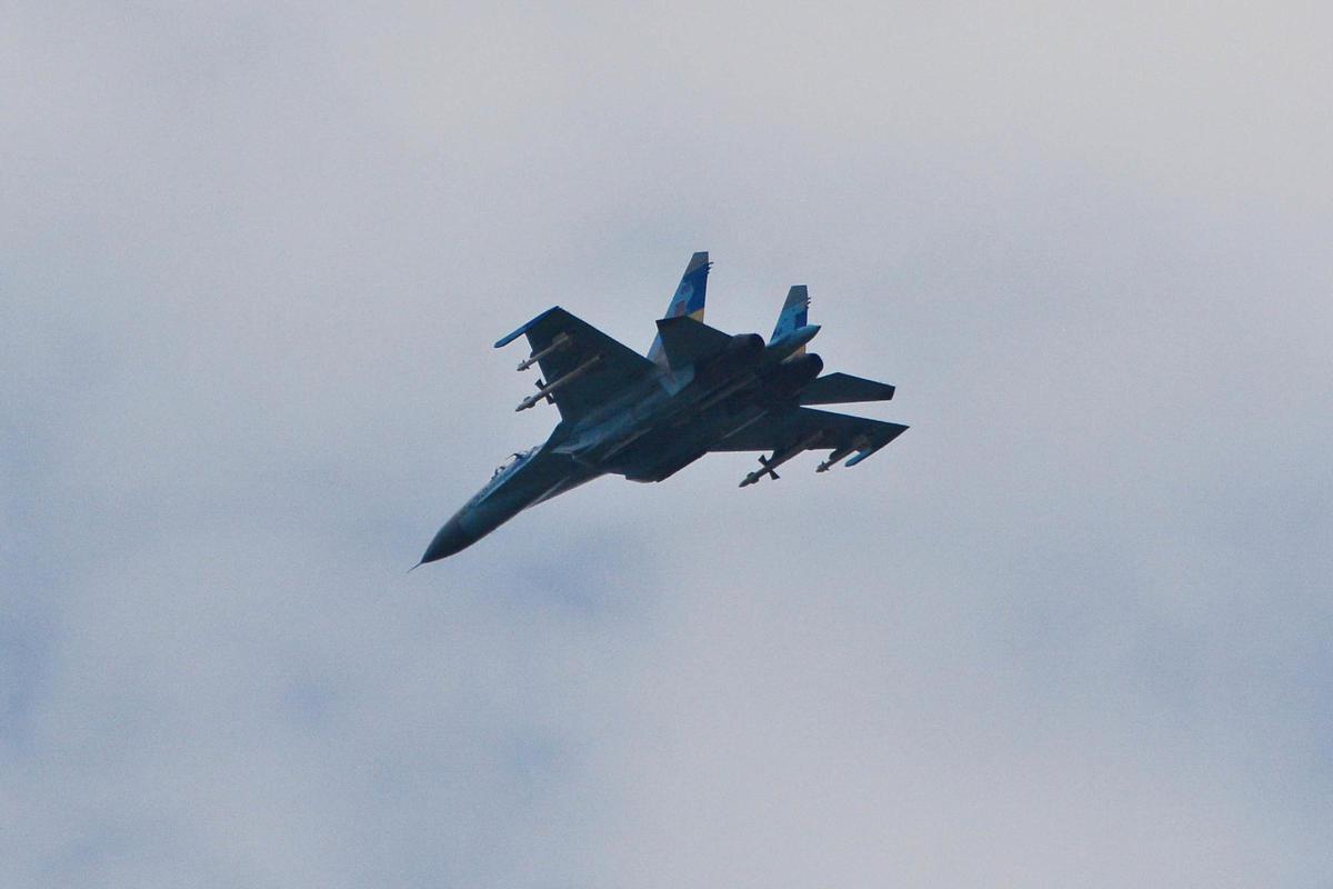Archivo: Un caza de las Fuerzas Armadas de Ucrania en el espacio aéreo de Ucrania.
