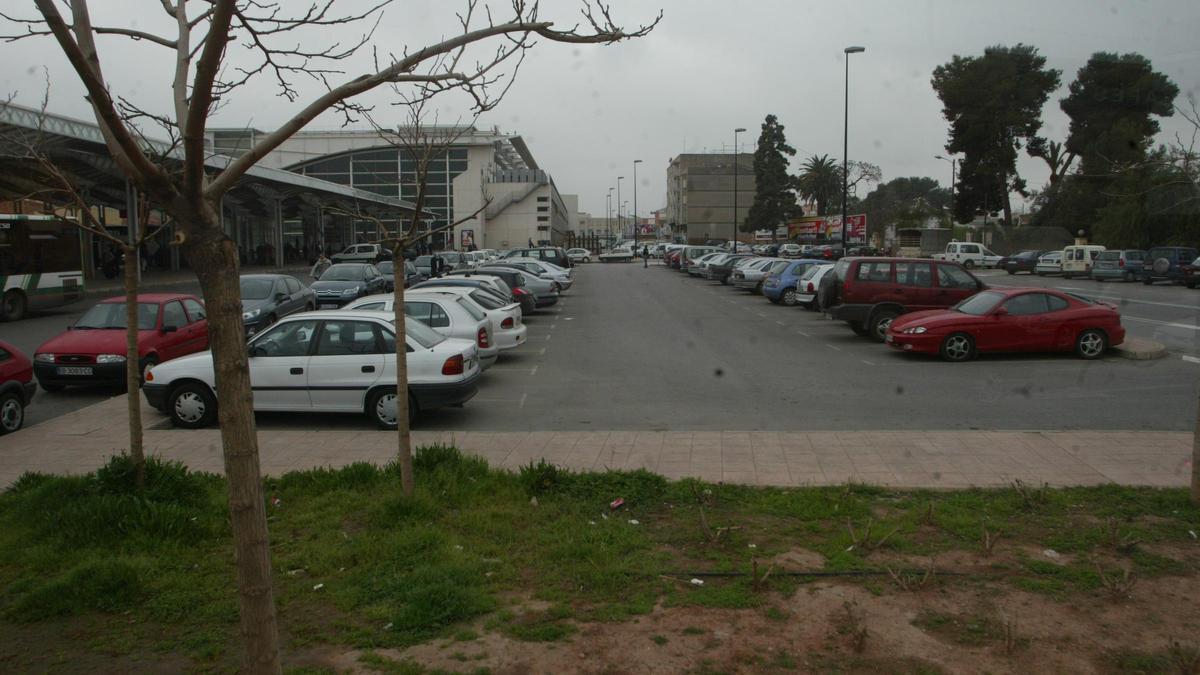 Zona de aparcamiento en las inmediaciones de la estación de Castelló