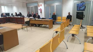 Dos años de cárcel y cinco de inhabilitación al funcionario de l'Alfàs acusado de pedir sobornos en el mercadillo