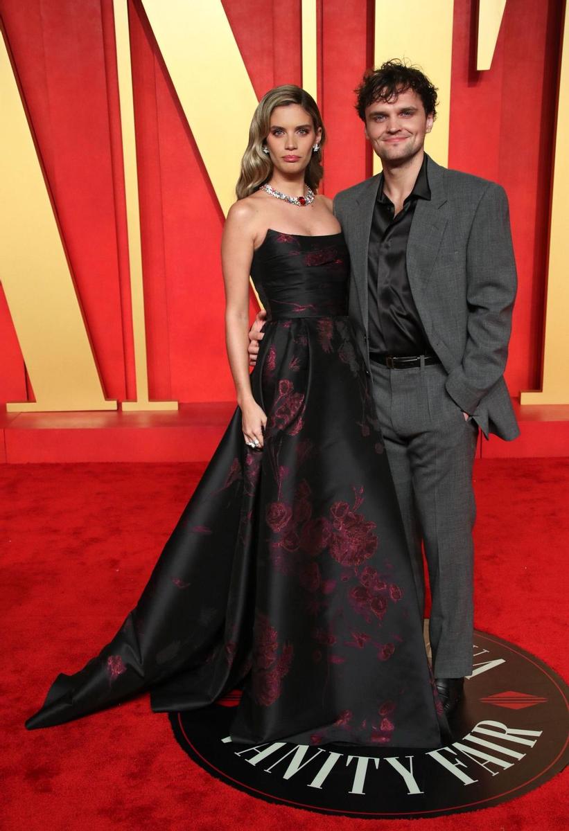 Sara Sampaio y Ray Nicholson en la fiesta post Oscars 2024 de Vanity Fair
