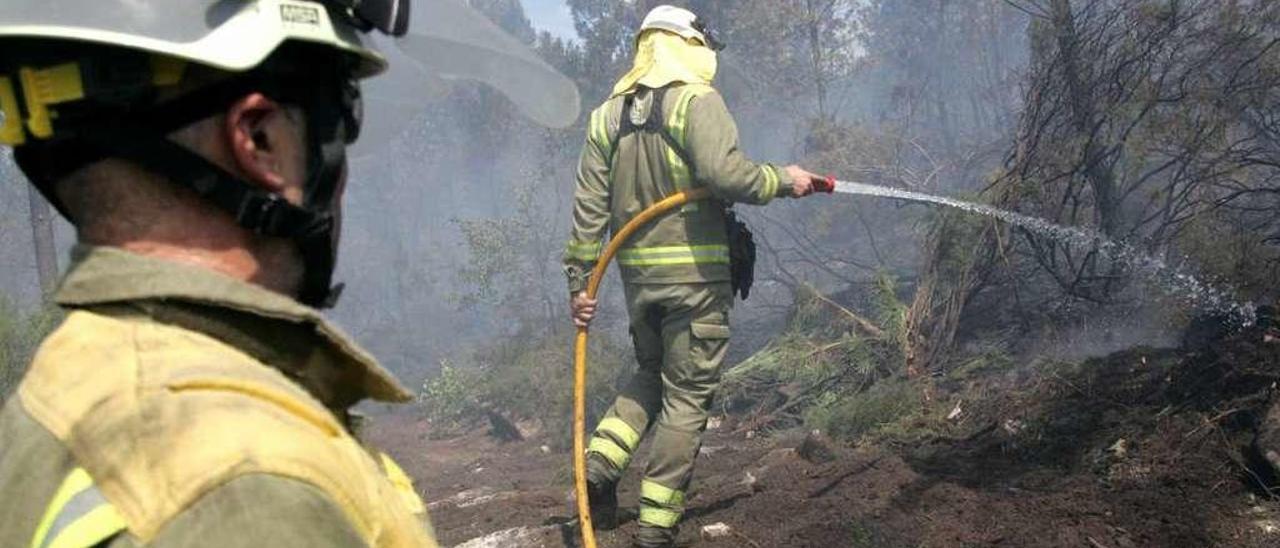 Bomberos apagan un fuego forestal en la parroquia agoladesa de Ventosa. // Bernabé/Luismy