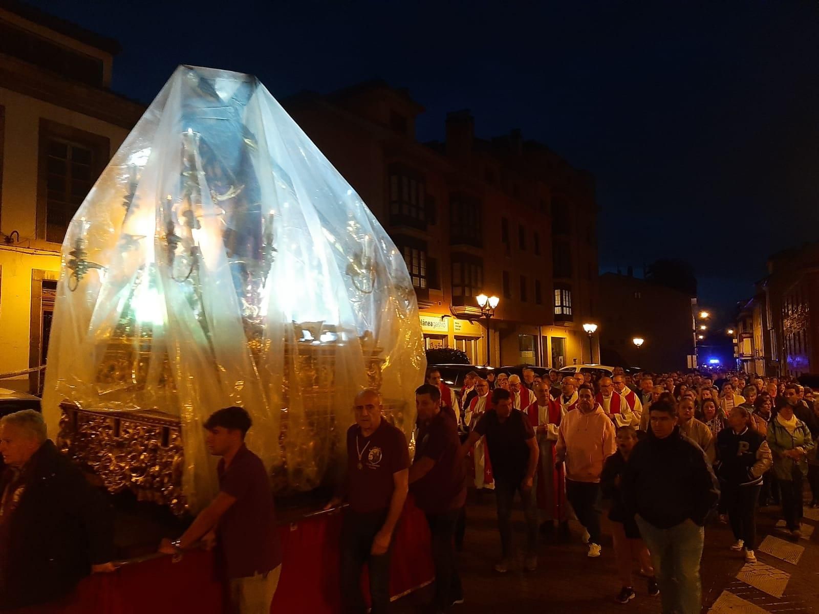 Cientos de personas acompañan al Ecce Homo de Noreña en la procesión de bajada a la iglesia