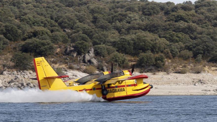 Un hidroavión recarga agua