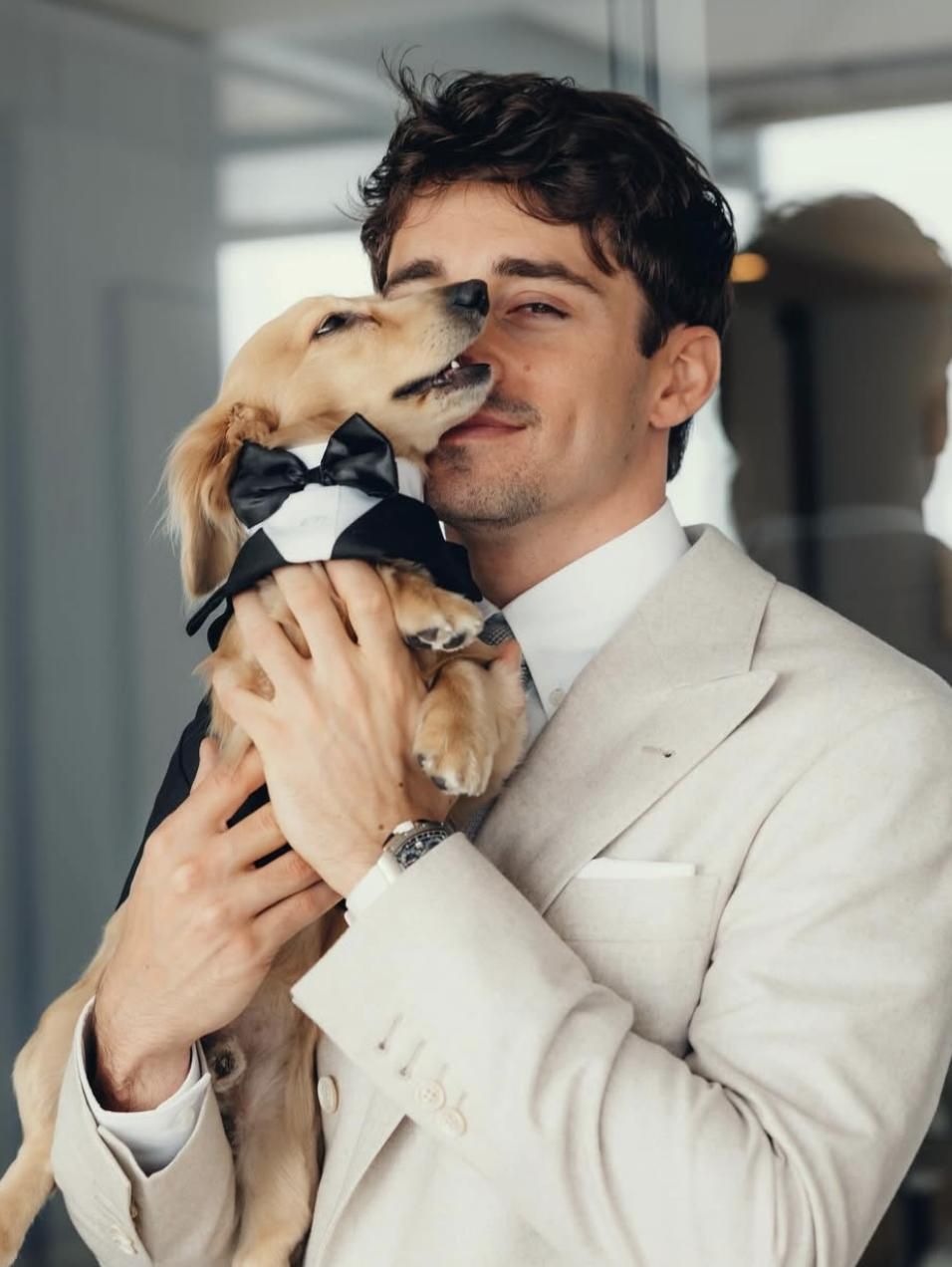 Charles Leclerc junto a su perrito Leo, vestido también para la ocasión