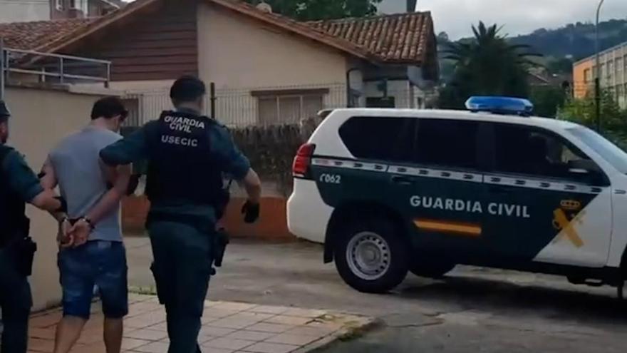 La Guardia Civil de Asturias detiene al autor de dos robos con intimidación empleando un arma corta.