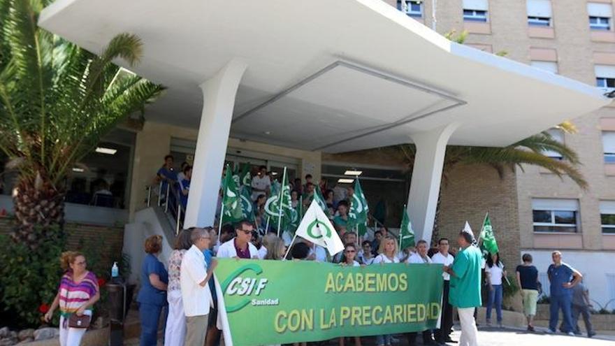 La concentración del CSIF ayer en la zona de Urgencias de Carlos Haya .