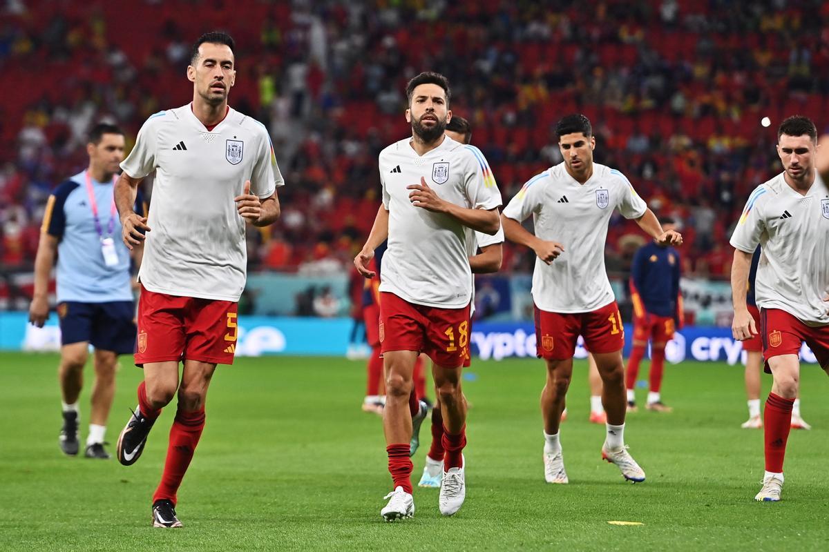 Doha (Qatar), 23/11/2022.- Players of Spain warm up ahead of the FIFA World Cup 2022 group E soccer match between Spain and Costa Rica at Al Thumama Stadium in Doha, Qatar, 23 November 2022. (Mundial de Fútbol, España, Catar) EFE/EPA/Noushad Thekkayil