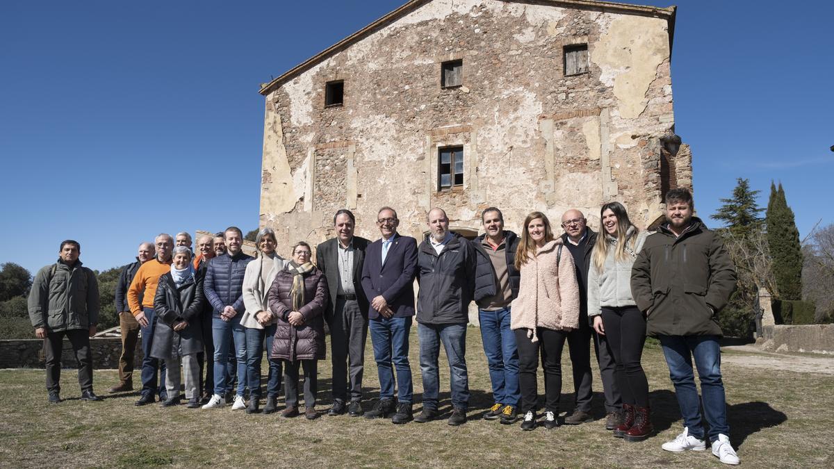 Representants de la Diputació, de la UB i de municipis del parc davant l'edifici central de la Mata de Mura