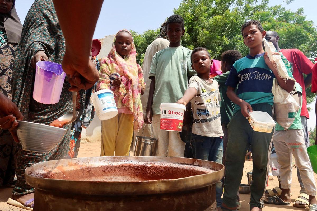 Voluntarios distribuyendo alimentos en Omdurman