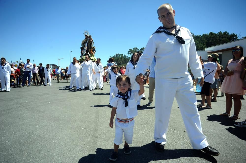 Multitudinaria procesión marítima para honrar a la patrona del mar y de los marineros