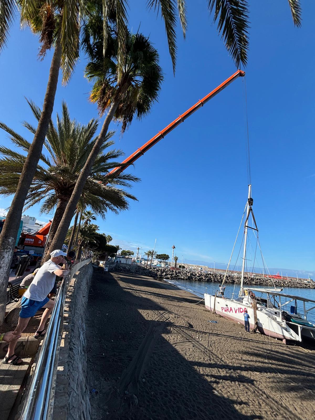 Sacan un catamarán encallado en la playa de las marañuelas de Arguineguín