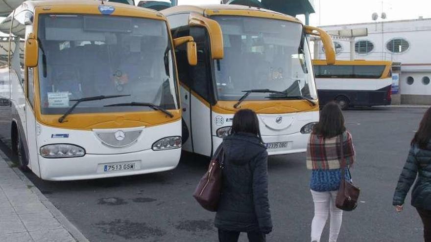 Autobuses de Monbus en la estación del Cangas. // Santos Álvarez