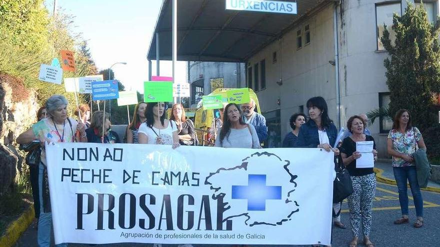 Los manifestantes tras una pancarta de defensa de la sanidad pública. // Rafa Vázquez