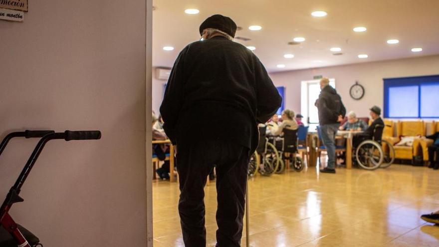 Un anciano camina en una residencia de Barcelona.