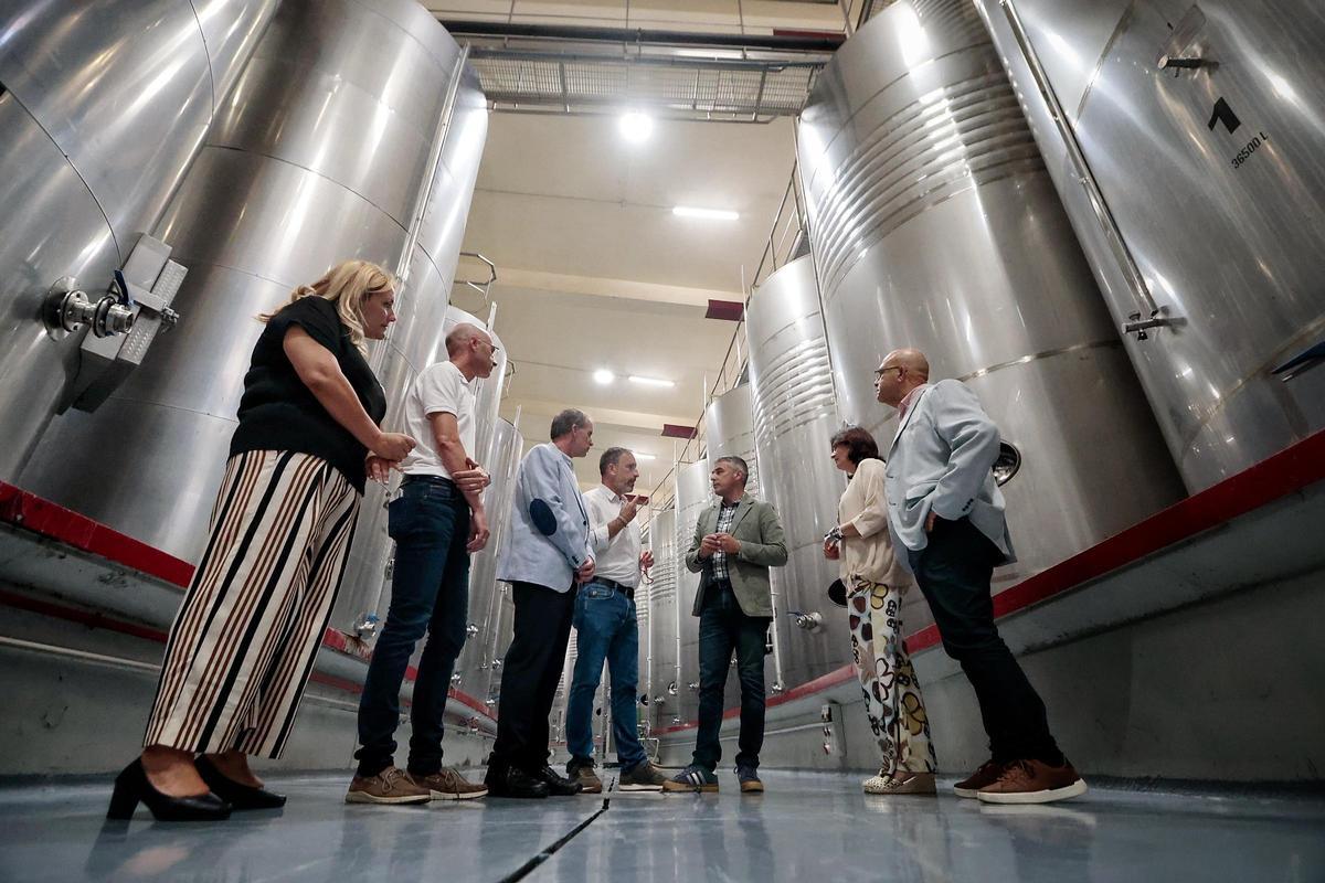 El consejero regional Narvay Quintero visita la Bodega Comarcal Valle de Güímar