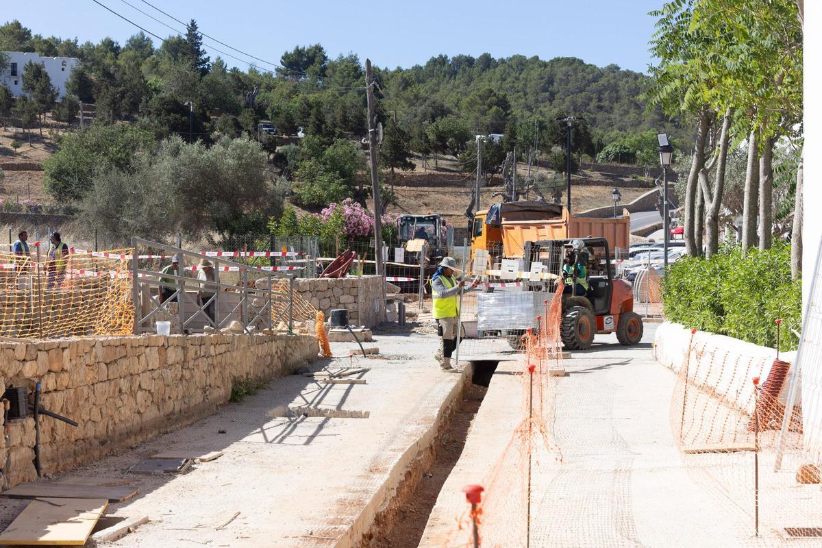 Obras en pleno corazón de Sant Carles impiden el fácil acceso a comercios y bares