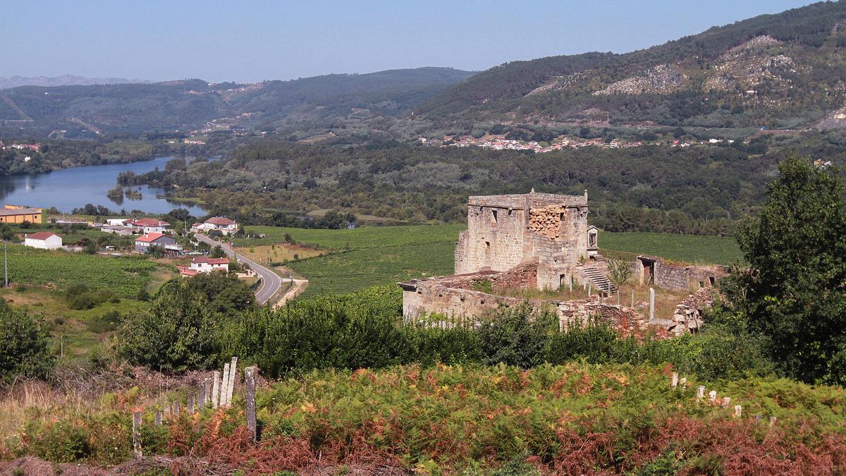 La torre del Olivar, en Puga, Toén, con el Miño al fondo. // IÑAKI OSORIO