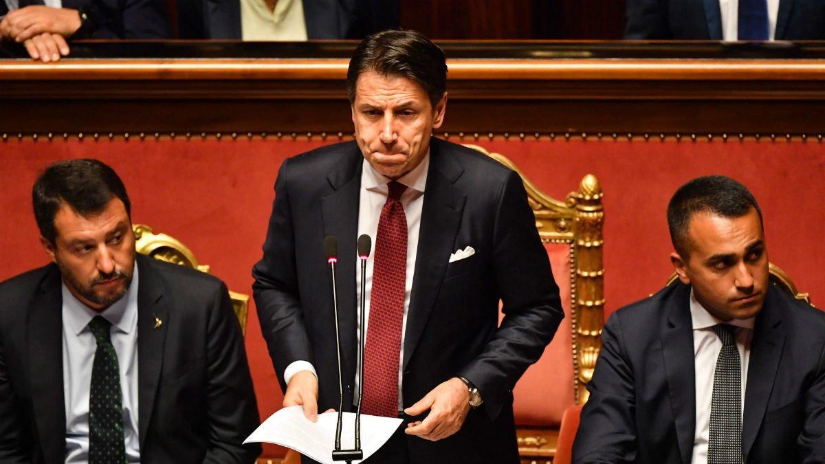 Giuseppe Conte, entre Salvini y Di Maio, este martes en el Senado.
