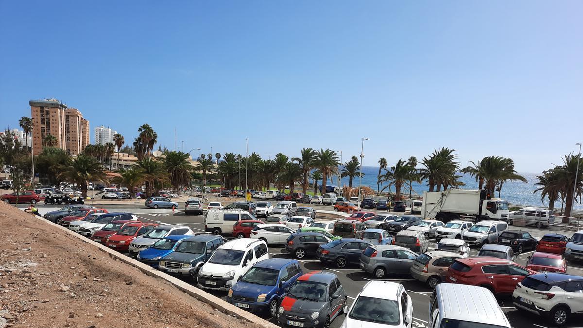 Aparcamiento de tierra asfaltado en la calle Alicante