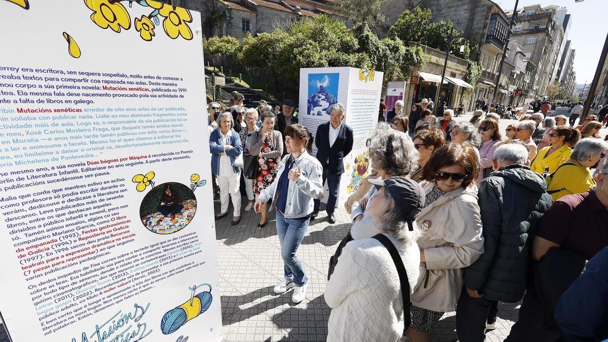 Numerosos amigos, lectores e veciños asistiron esta mañá á apertura da exposición, que se exhibe na praza de Ourense.