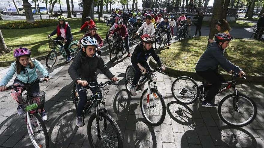 Los escolares en sus bicicletas, ayer, en el parque del Muelle.