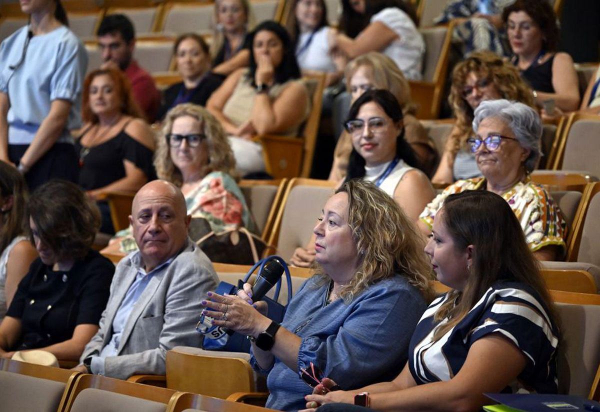 Amparo Merino, secretaria de Estado de Economía Social; Yolanda Díaz, vicepresidenta segunda del Gobierno de España y ministra de Trabajo y Economía Social; Roxana Mînzatu, vicepresidenta ejecutiva de Derechos Sociales y Capacidades, Empleo de Calidad y Preparación de la Comisión Europea; Juan Antonio Pedreño, presidente de Social Economy Europe (SEE); y Giuseppe Guerini y Patrizia Bussi, vicepresidentes de SEE.