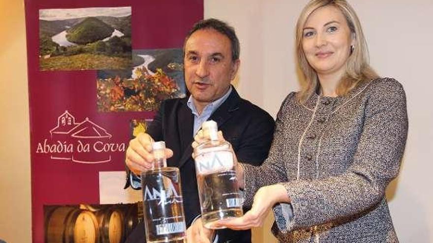 Manuel Moure y Enma González (Expourense) con el nuevo gin. // I.O.