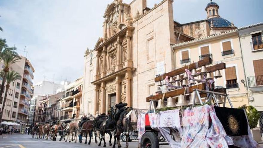 El nuevo carillón de la Virgen del Remedio de Llíria, a su entrada a la iglesia el sábado.