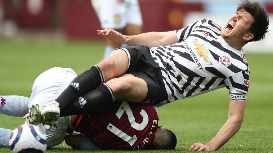 Harry Maguire cae derribado por El Ghazi en el Aston Villa-Manchester United de la pasada campaña.