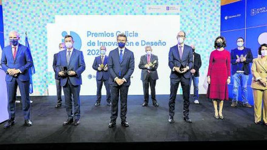 El presidente de la Xunta, en el centro, acompañado por algunos de los premiados.  | // L.O.
