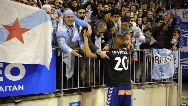 Deyverson consolando a los aficionados del Celta