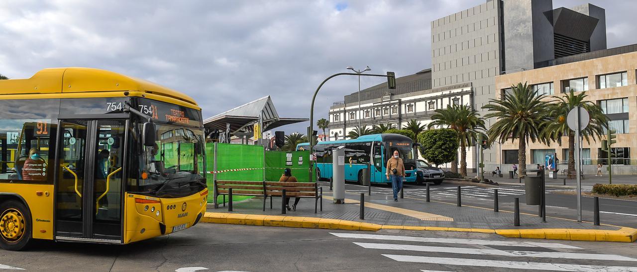 Vehículos de las empresas Guaguas Municipales y Global en las paradas del Teatro Pérez Galdós .