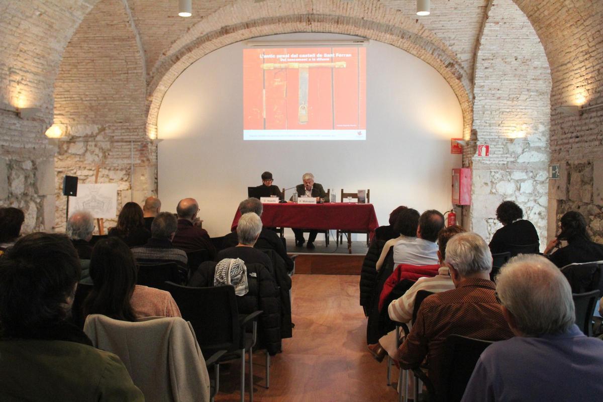 La ponència inaugural oferta per Carme Huerta