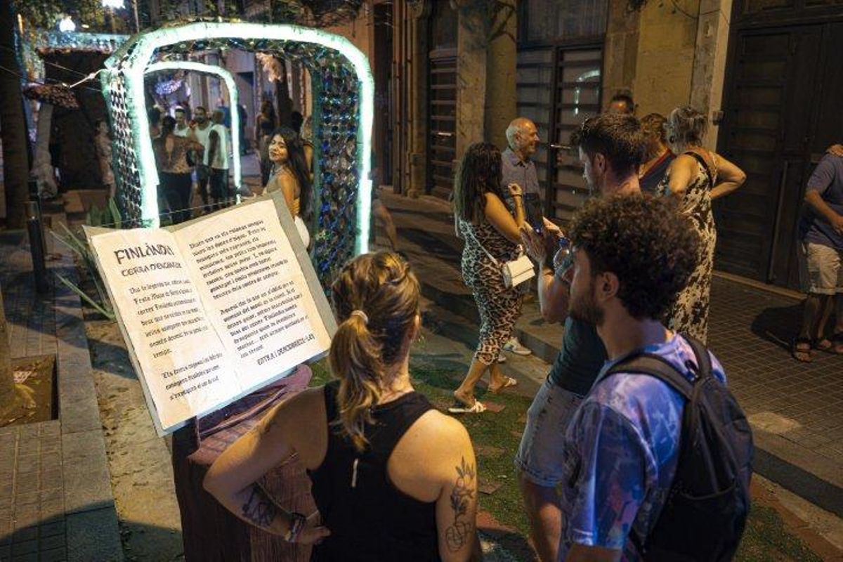 Decoración del bosque encantado en la calle Finlàndia, durante la fiesta mayor de Sants.