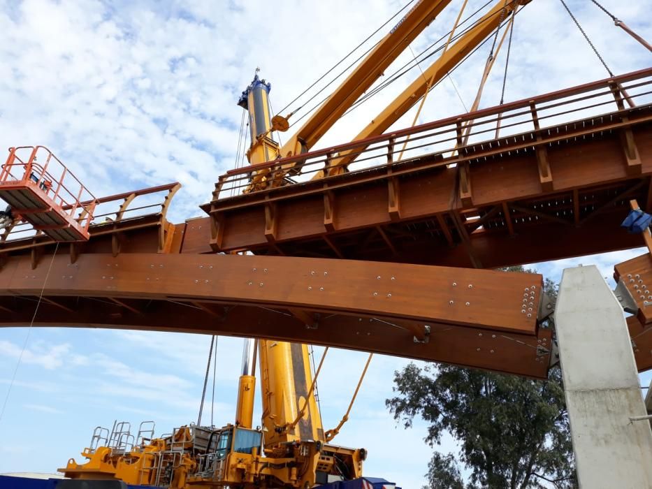 La instalación del último tramo del puente de madera sobre el río Guadalhorce ha comenzado este martes.