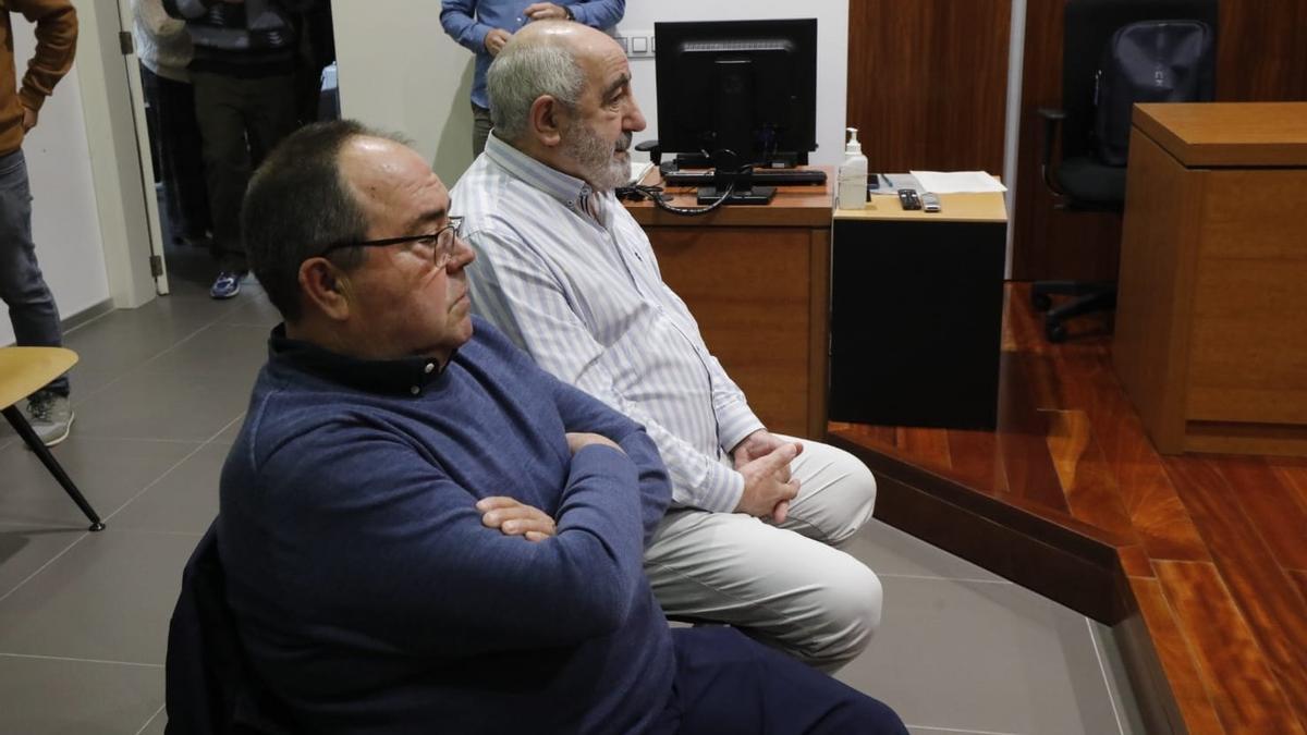 En primer plano, el exconcejal del Ayuntamiento de Aguarón, José Luis Murcia (PSOE), junto al actual alcalde de Aguarón y presidente de la comarca Campo de Cariñena, Lucio Cucalón (PSOE).