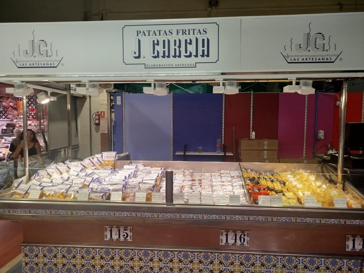 El puesto en el mercado del Cabanyal de Valencia, abierto hace apenas 15 días.