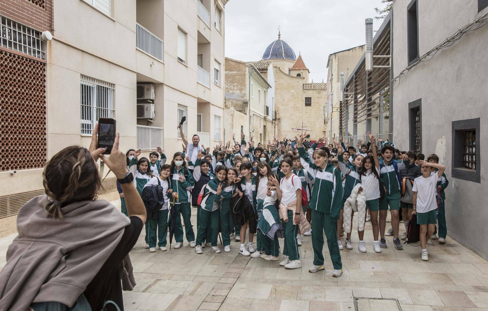 El obispo José Ignacio Munilla recibe a los niños en la Peregrina Escolar de Santa Faz