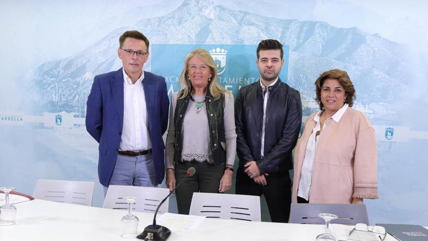 La alcaldesa, ayer, junto a organizadores de las jornadas.